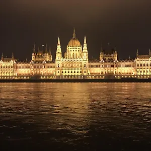 Downtown With Balcony & Optional Garage & Restaurant In The Building Apartamento Budapest